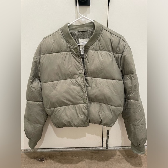 Abercrombie and Fitch Sage Green Puffer Cropped Jacket - Picture 5 of 10